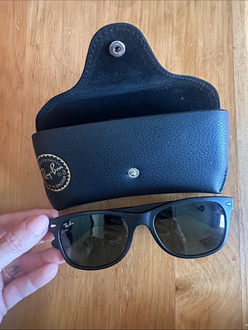 Ray-Ban women’s Black Wayfarer Sunglasses